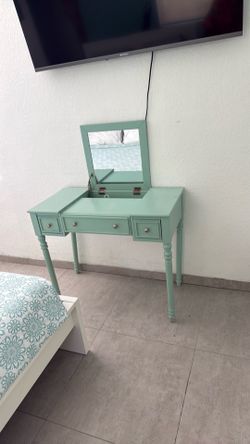 Vanity desk