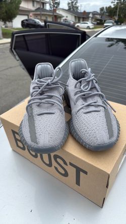 Brand new, never worn Yeezy Boost 350 V2. Men’s 9.5