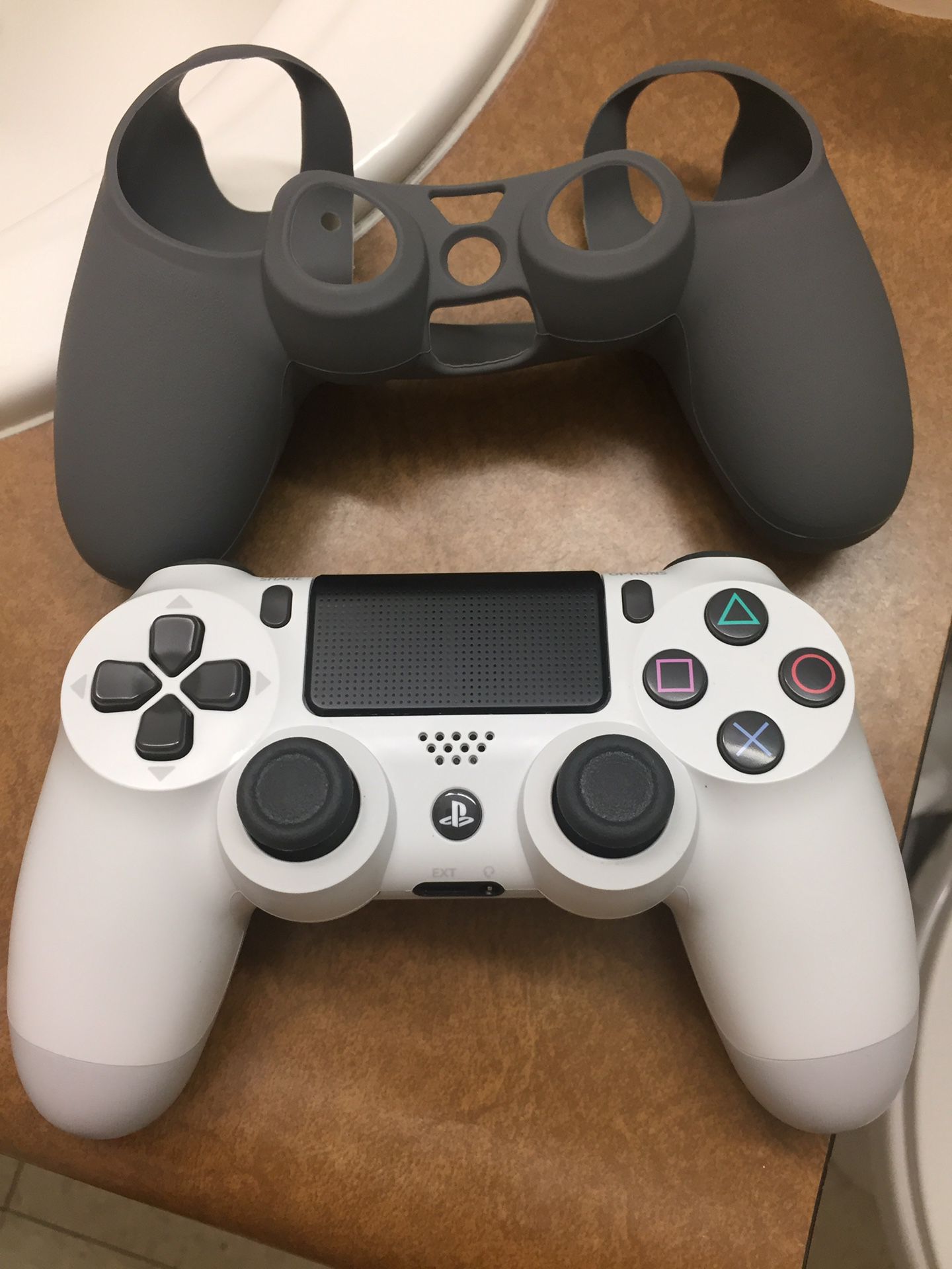 White ps4 controller (bought two weeks ago) read description