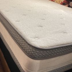 Queen sizes Mattress Set Double Pillow Top Coolvie  Boxspring and double pillow top mattress new condition only save in the guest room 