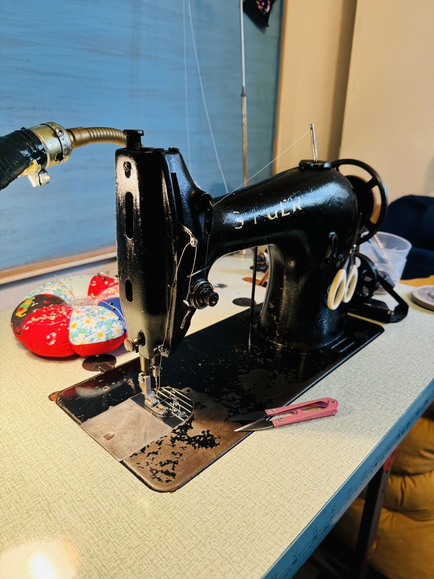 Singer Professional Sewing Machine & Seamstress Table 
