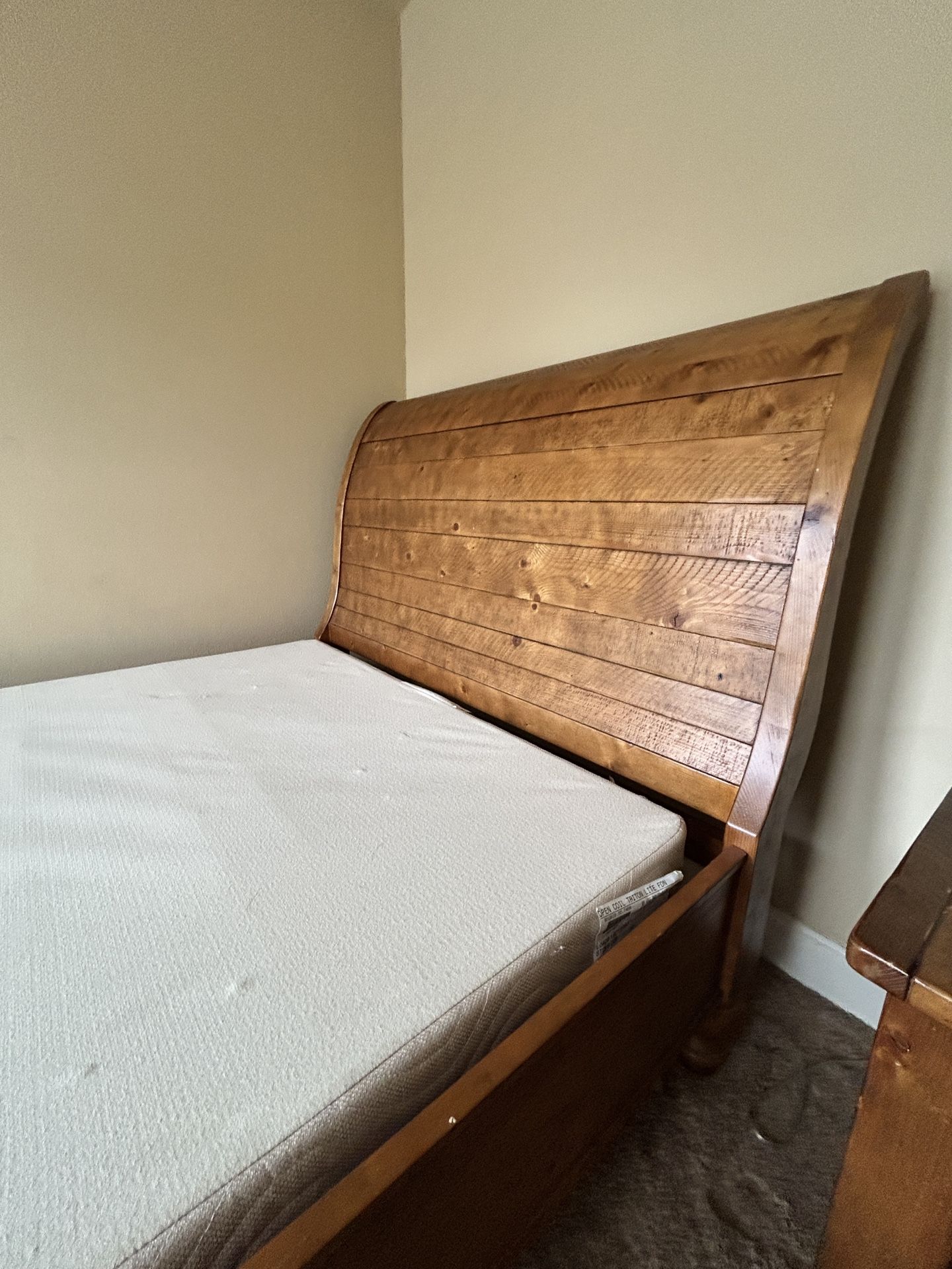 Queen Wood Bed Set