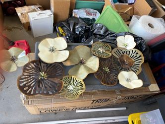 Beautiful Metal flowers  Wall Decoration big  In Like New Condition from Pier one