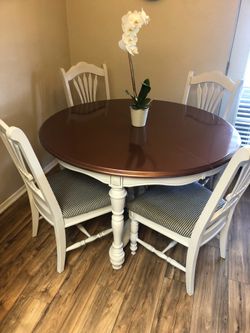 Comedor de madera con cuatro sillas