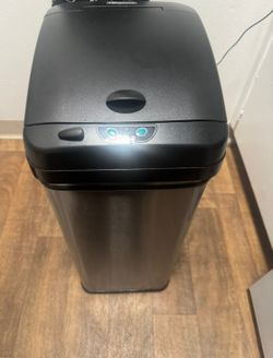 Motion sensored trash can
