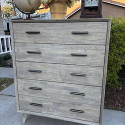 Solid Walnut Wood Dresser Chest of Drawers Furniture Excellent Condition Originally $2,000