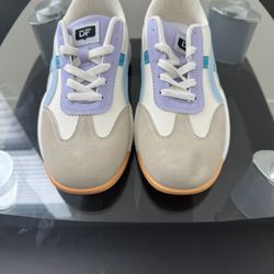 DeFlorance Women Shoes. Size 8
