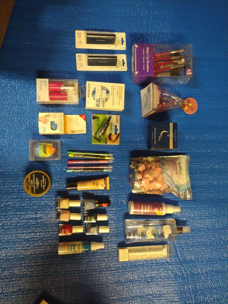 28 Piece Women's Makeup And Other Small Lot