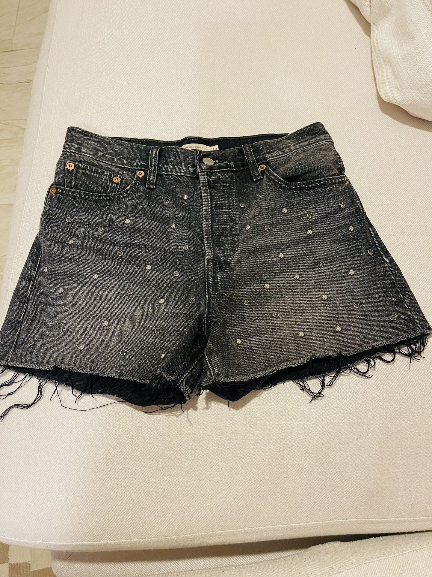 Women’s Levi’s Wedgie Studded Raw Hem Trendy Summer Black Denim Jeans Shorts Size 26