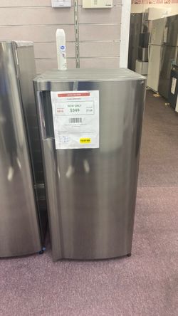 LG 21 in. W. 5.79 cu. Ft. Mini Refrigerator with freezer in PrintProof stainless steel look