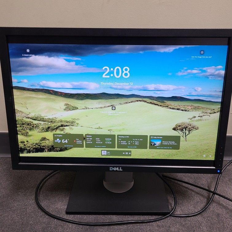 DELL Professional
P2210
22" Widescreen Computer Monitor