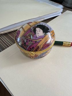 Porcelain tea caddy