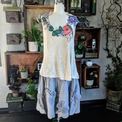 Anthrop Floral Quilted Beaded and Embroidered Tunic /Top/ Blouse Womens Size M Medium T Tee  Shirt