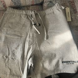 Size L - Gray Essential Shorts 