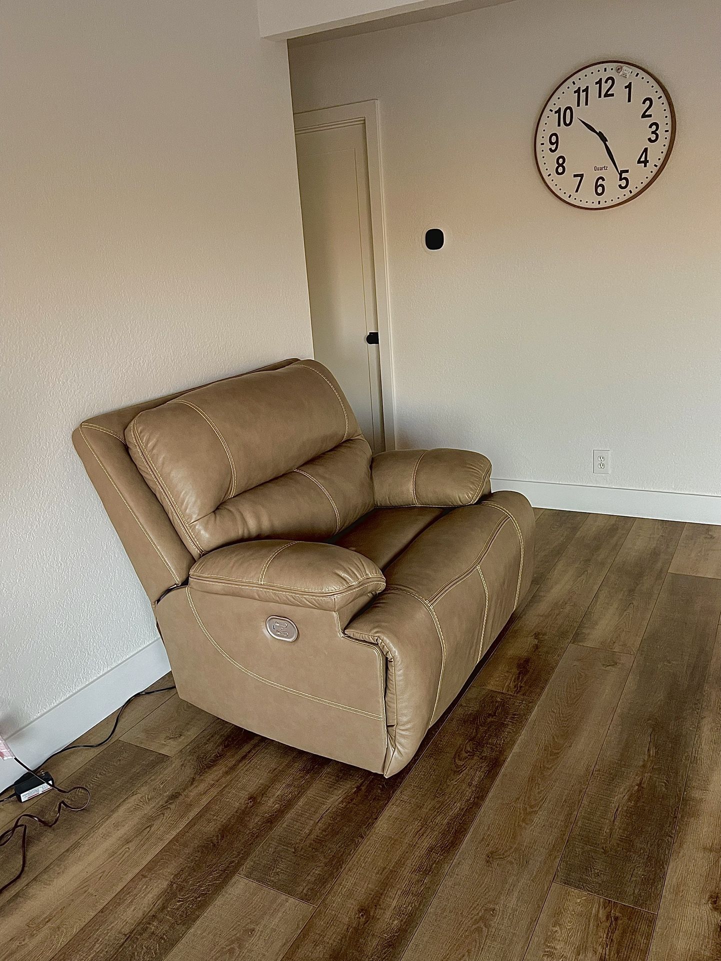 Wide Seat Power Recliner – Real Leather