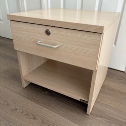  Nightstand 