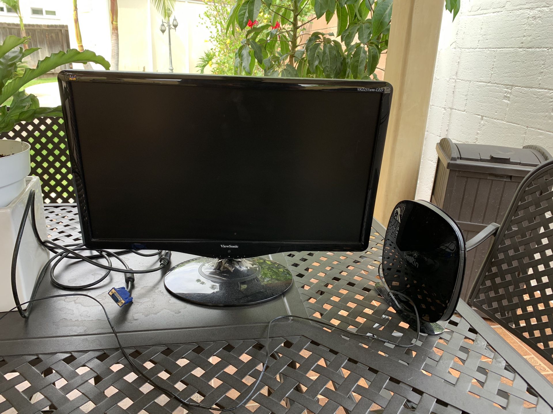 ViewSonic 15” LED Computer Screen and Belkin WIFI Signal Extender, in Excellent Condition!