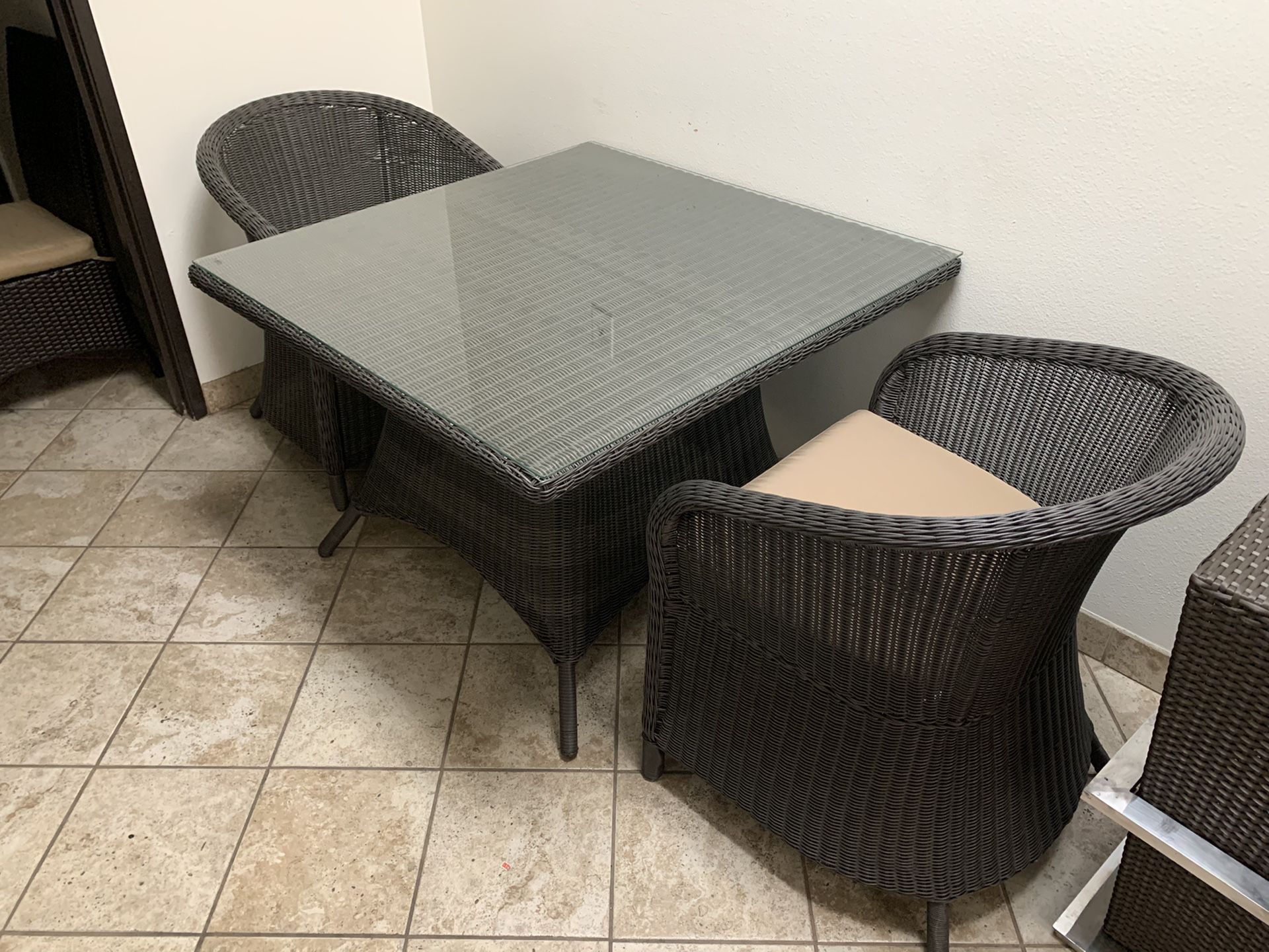 patio furniture 1 table with 2 chairs 299$ or 1 table with 4 chairs 499$