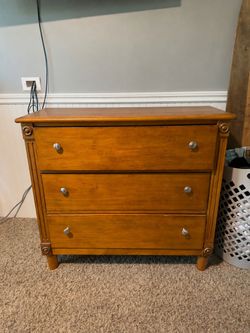 Classic Warm Wood 3-Drawer Dresser / Accent Chest