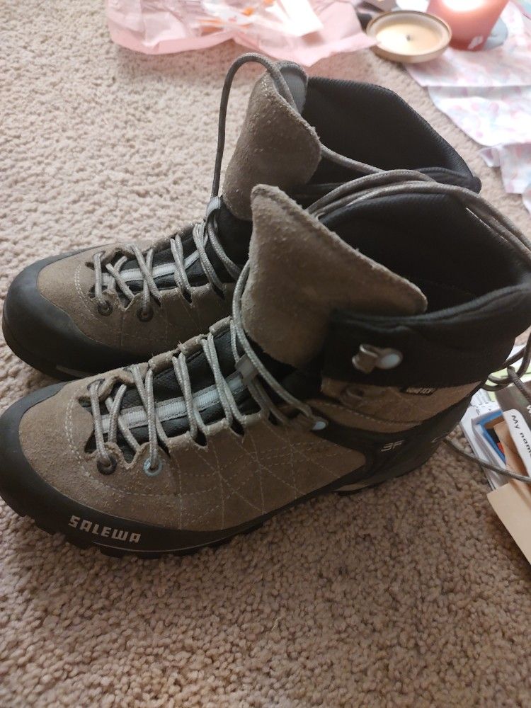 Lightly used - Expensive Italian Salewa Hiking boots