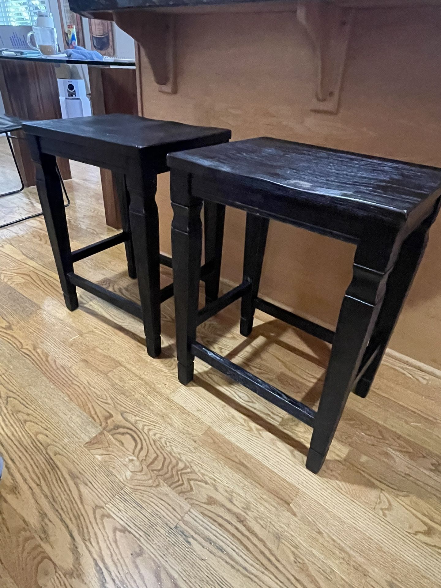2 bar stools