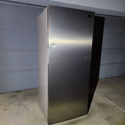 "FRIGIDAIRE" FFFU16F2VV is 16 cu. ft. frost-free upright freezer featuring a fingerprint-resistant stainless steel