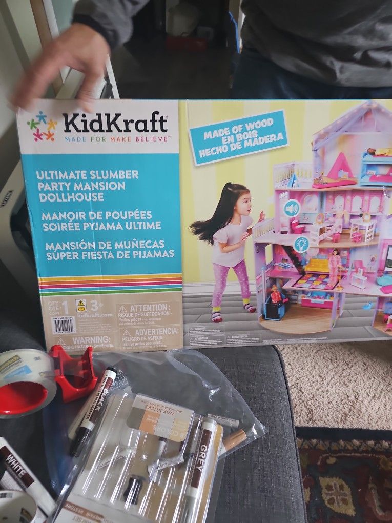 Brand new dollhouse dollhouse f5feet tall