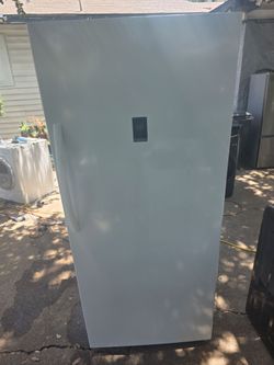 Insignia™ - 21 Cu. Ft. Garage Ready Convertible Upright Freezer with ENERGY STAR Certification - White