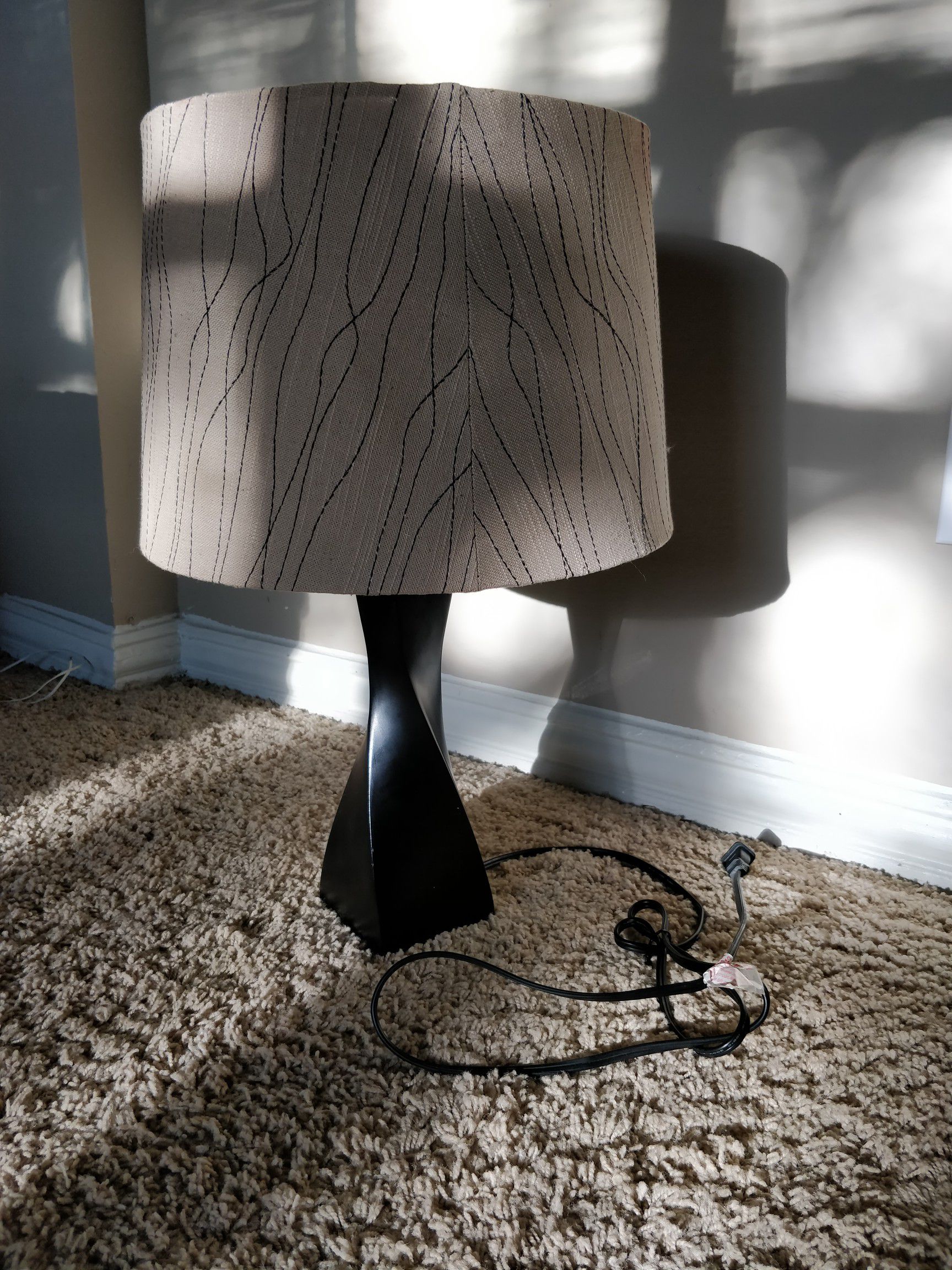 Contemporary lamp base with free shade