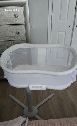 HALO BassiNest Swivel Sleeper - Great Condition + 3 Free Cotton Sheets!