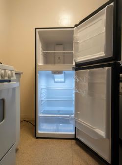 Full Size Fridge. Super Cool, Super Clean 10.1 cubic foot Magic Chef Refrigerator