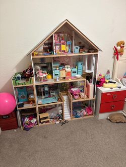 Mega Lote: Wooden Dollhouse + Mini Brands Kitchen + Barbies & Toy Bin / Casa de muñecas de madera + Cocina Mini Brands Magic Cook + Barbies y Caja de 