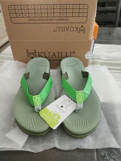 New  Women's sandals size (5)
