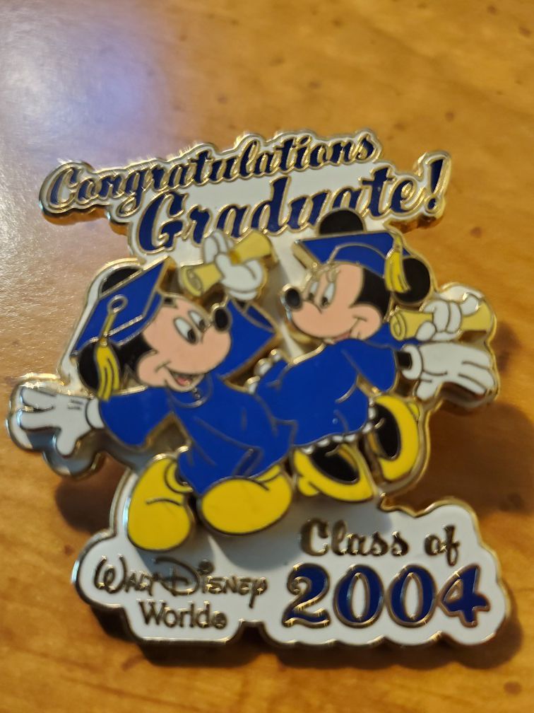 Limited Edition 2004 Mickey and Minned Graduate pin