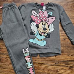 Girl size 14/16
Minnie Mouse sweat suit