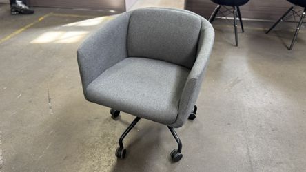 Gus Modern Radius Task Chair