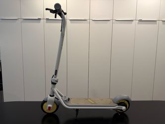 Segway Ninebot eKickScooter ZING C8 Electric Scooter - Like New / Barely Used