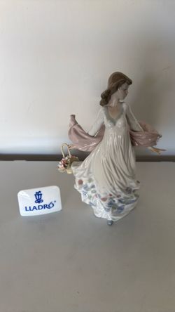 The Lladró "Spring Splendor" Figurine (Item #01005898