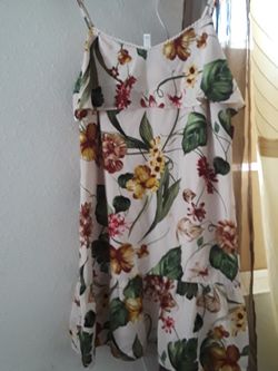 Vestido coloreado muy bonito.