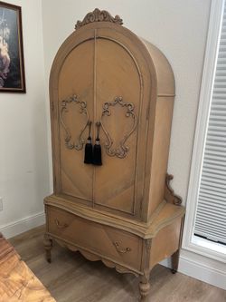 Victorian style armoire / Hutch / China cabinet