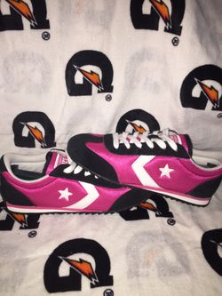 Converse men’s 7 women’s 8.5