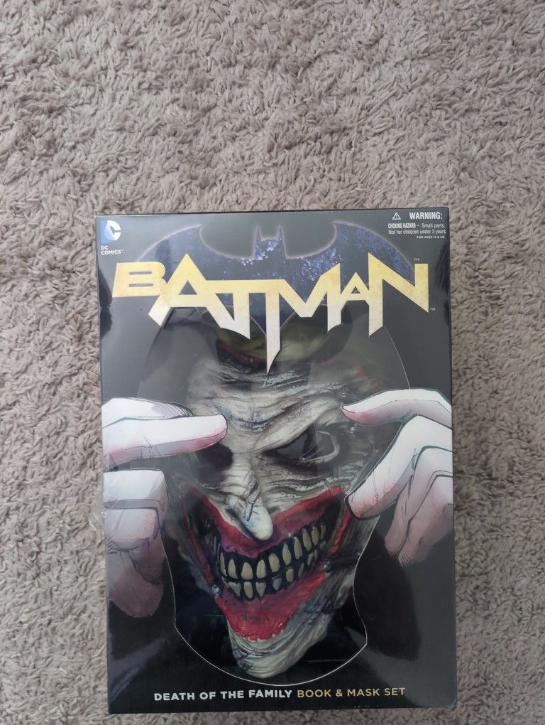 Batman - Death Of The Family Book And Mask Set