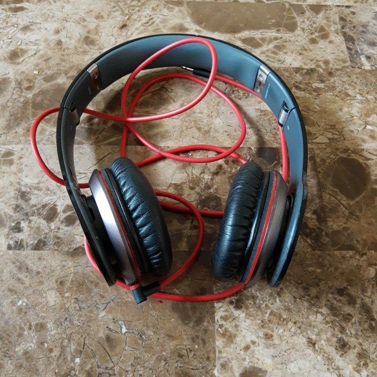 Beats Studio Wired 1st Generation.