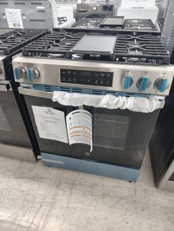 $759 GE 30-Inch 5-Burner Slide-In Gas Range