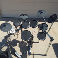 Nitro mesh ELEVEN PIECE electronic drum set w/case