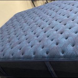 Lovely 🌹QUEEN 🌹MATTRESS AND 🌹BOX SPRING 