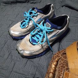7.5 Brooks Tennis Shoes