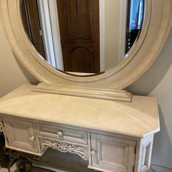 Dresser With Mirror