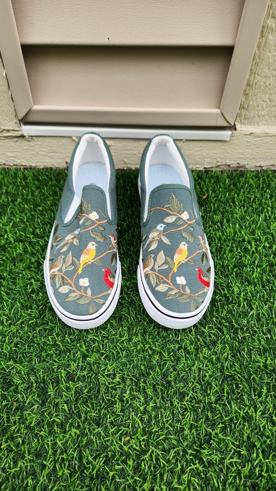 Women’s Embroidered Slip-On Sneakers Size 8