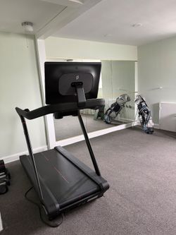 2022 Peloton Tread Excellent Condition Includes Mat - Philadelphia, PA